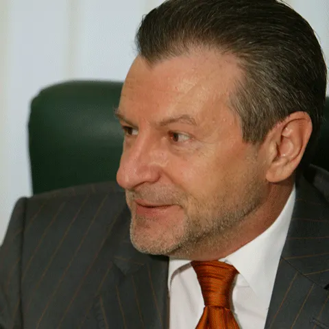 Costumele Armani din subordinea ministerelor scapă de concedierile anunţate de Boc