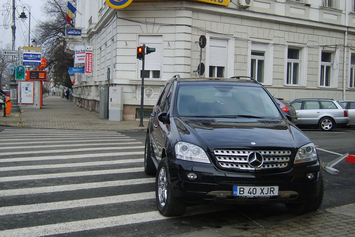 Autoturism parcat pe trecerea de pietoni