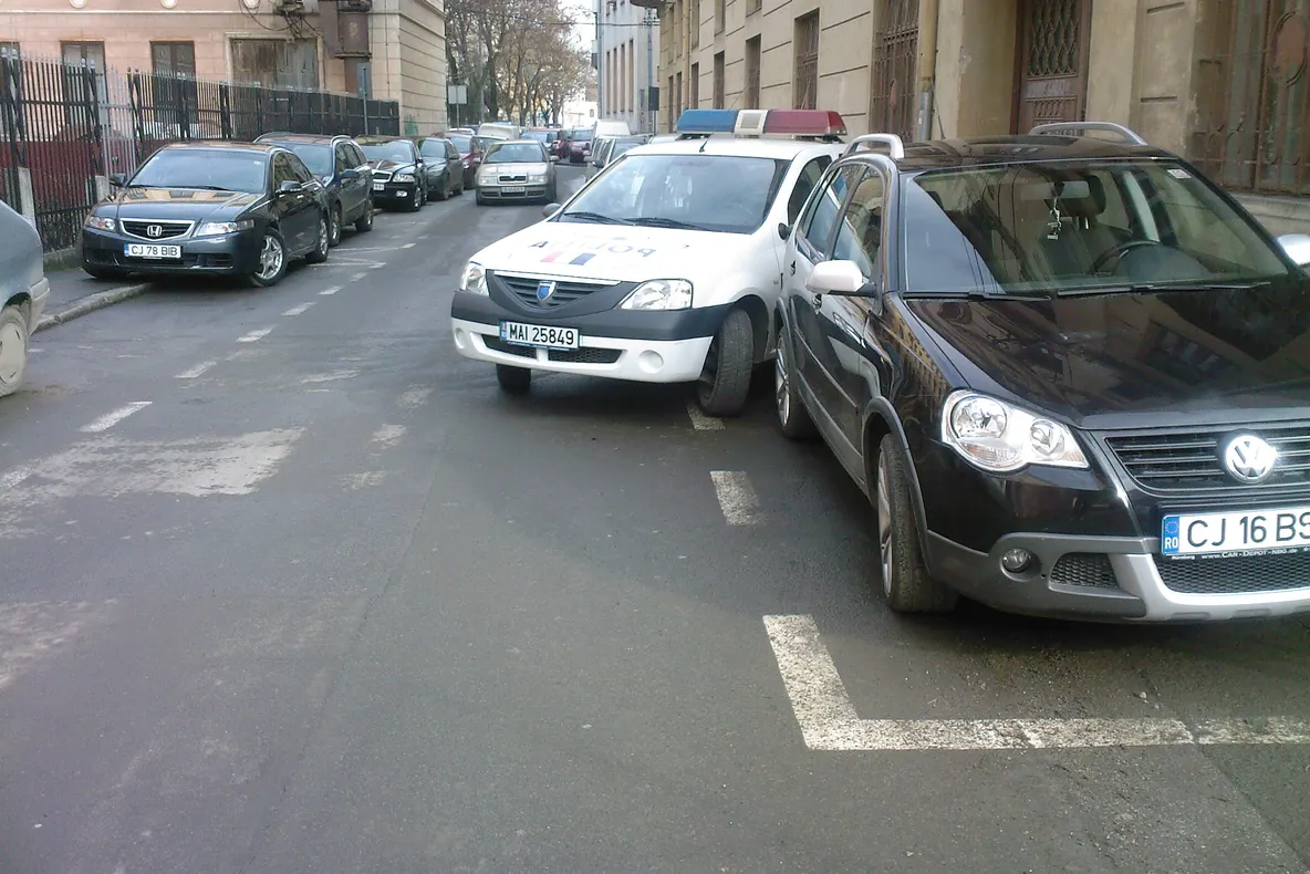 Maşina de poliţie încalcă regulile de circulaţie