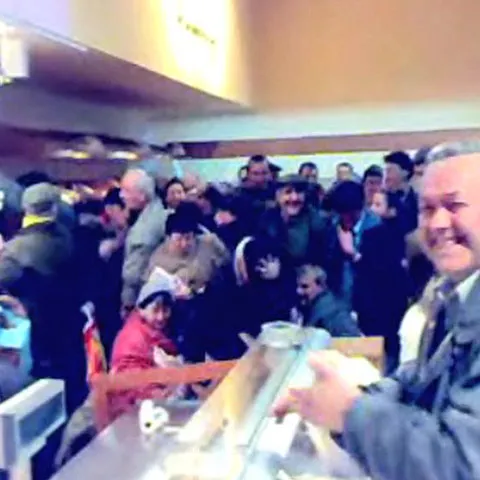 Peste 400 de braşoveni s-au călcat în picioare pentru a cumpăra cotlete de porc la promoţie