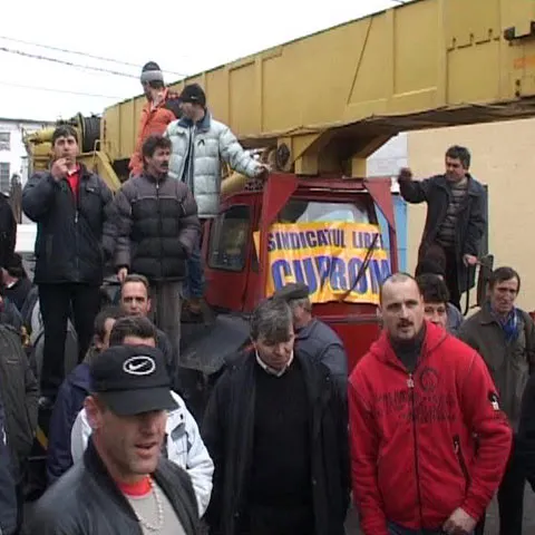 Aproximativ 200 de angajaţi ai Cuprom Baia Mare au protestat în faţa combinatului 