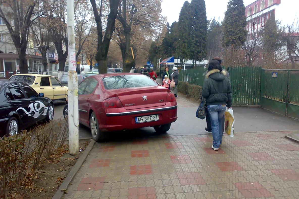 Cu maşina pe trotuar în faţa primăriei