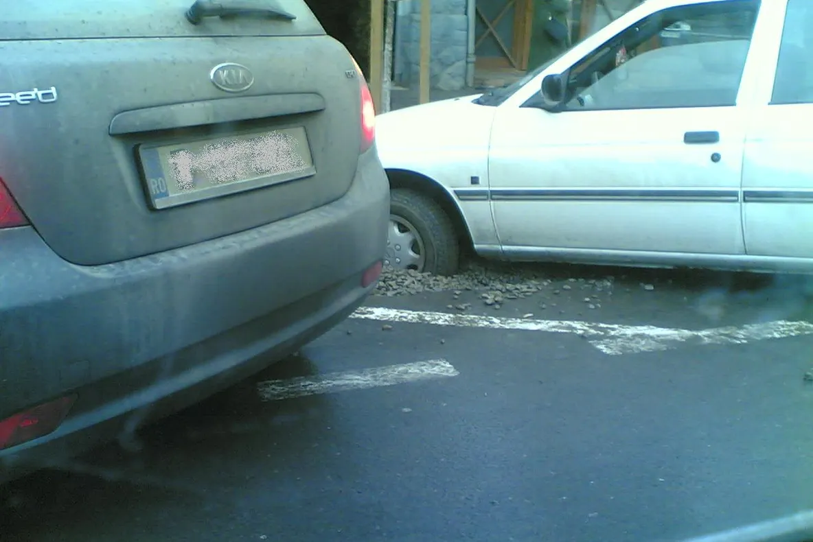 O maşină din Tg. Mureş, înfundată într-o groapă cu pietriş