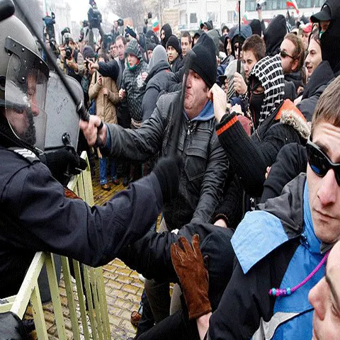 Protestele violente se extind în Europa de Est