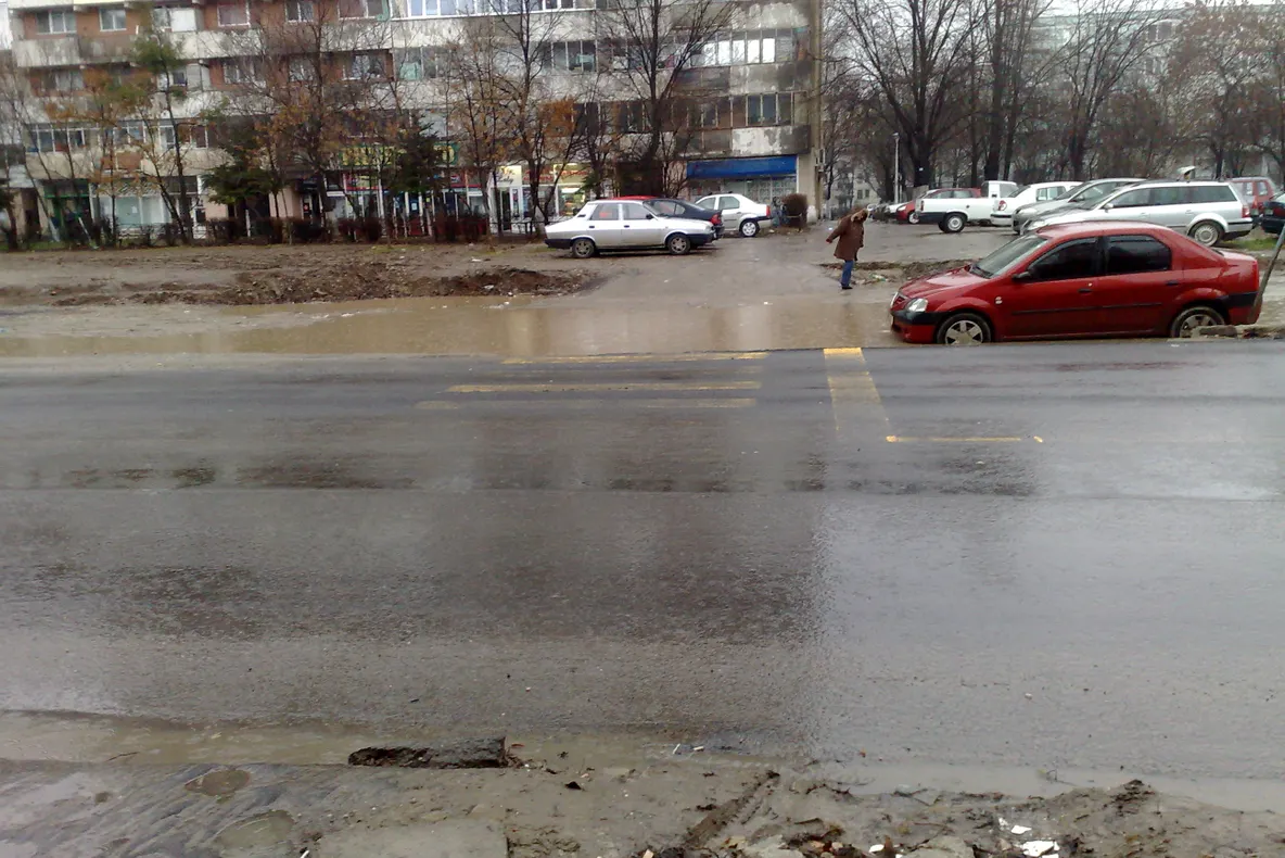 Strada Constantin Brâncoveanu, plină de apă
