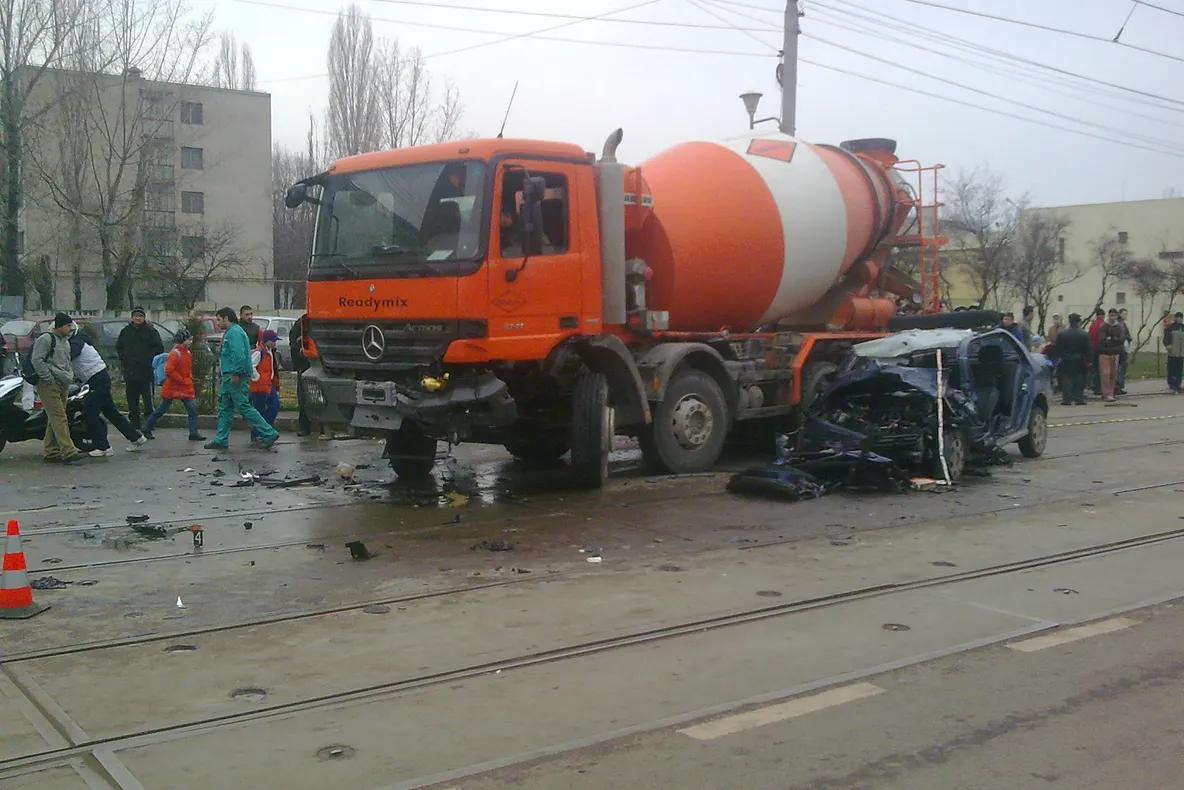 Accident grav pe b-dul 1 Decembrie din Capitală