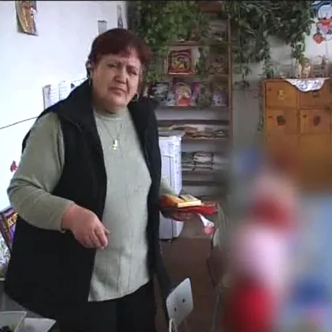 Un copil de cinci ani susţine că a fost lovit cu capul de masă de educatoare