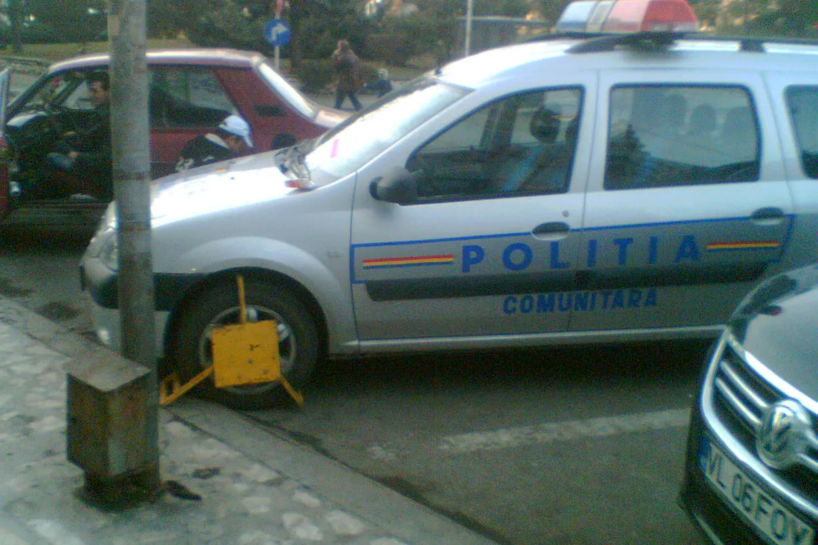 Poliţia cu roţile blocate