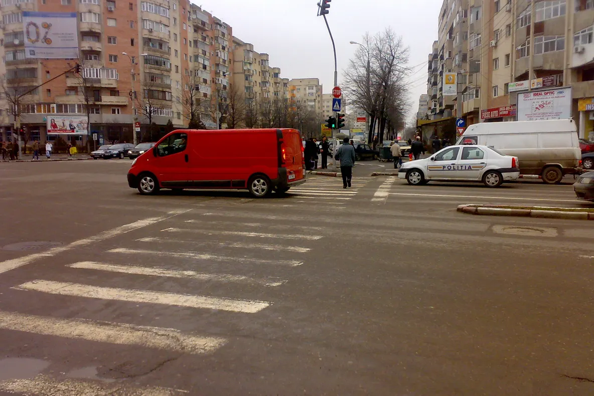 Se trece pe culoarea roşie a semaforului de faţă cu poliţia