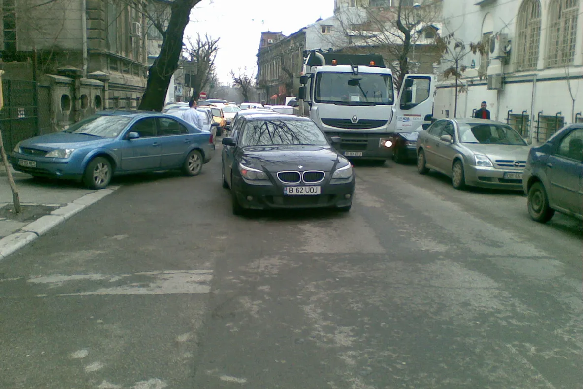 Strada Popa Tatu din Capitală, blocată de maşini parcate neregulamentar