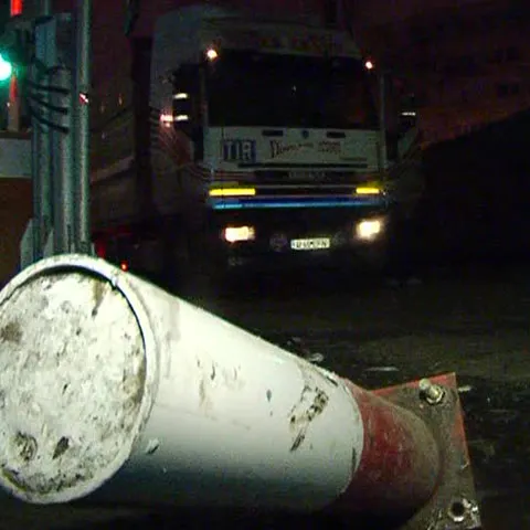 Un autotren a rămas fără frâne şi a avariat cinci maşini în portul Constanţa