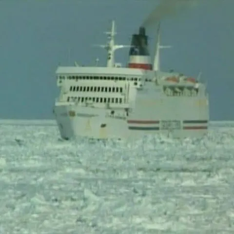 Un feribot cu 300 de oameni la bord a rămas blocat în gheaţă în Canada 