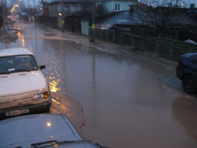 Strada Sergent Lătăreţu din sectorul 4, aproape inundată