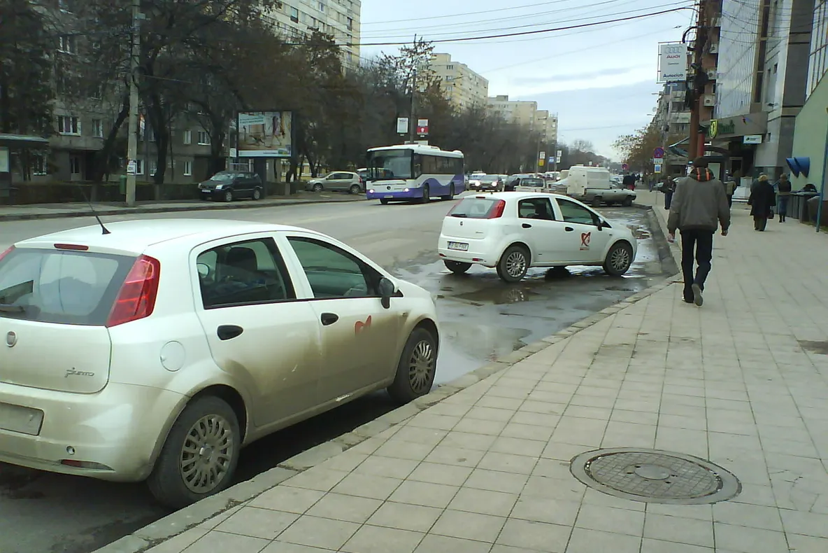 Maşină Realitatea TV oprită în staţia de autobuz