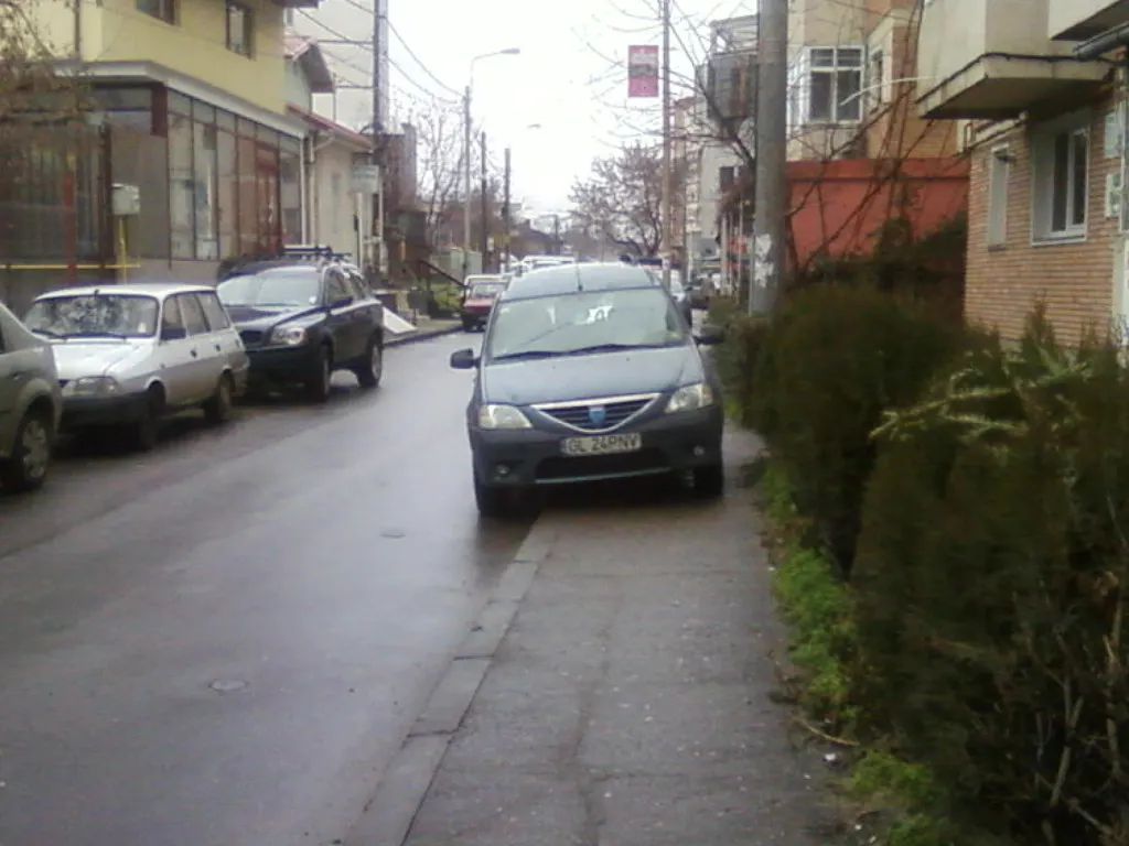 Pietonii, încurcaţi de maşinile parcate pe trotuar