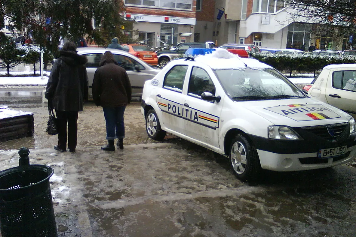 Parcarea maşinei de poliţie