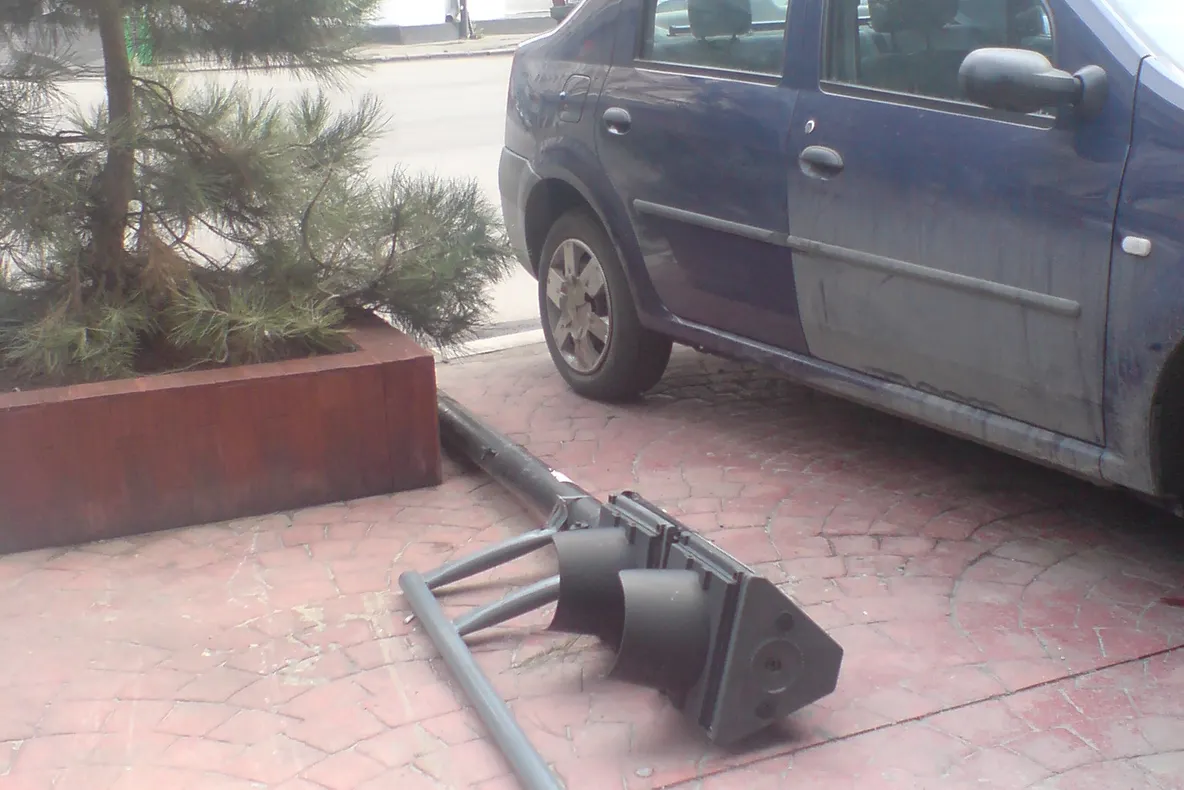 Semne de circulaţie culcate la pămant