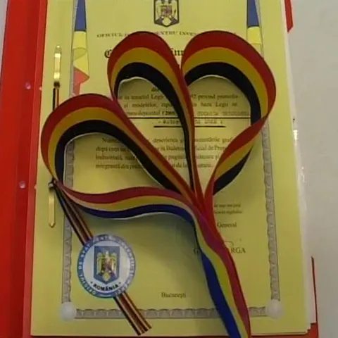 Un hunedorean a obţinut certificat de la OSIM pentru cocarde tricolore 