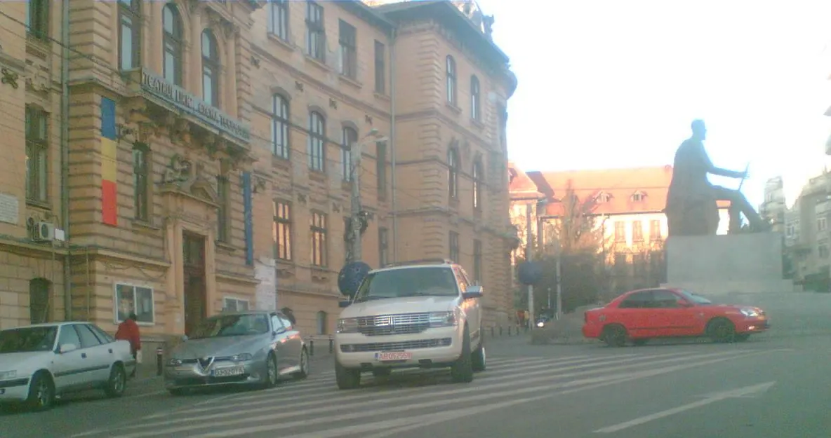 Parcat pe mijlocul străzii