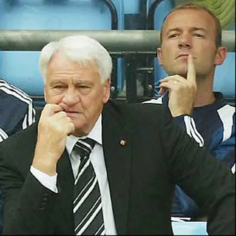 Sir Bobby Robson îl îndeamnă pe Beckham să rămână şi în sezonul viitor la AC Milan