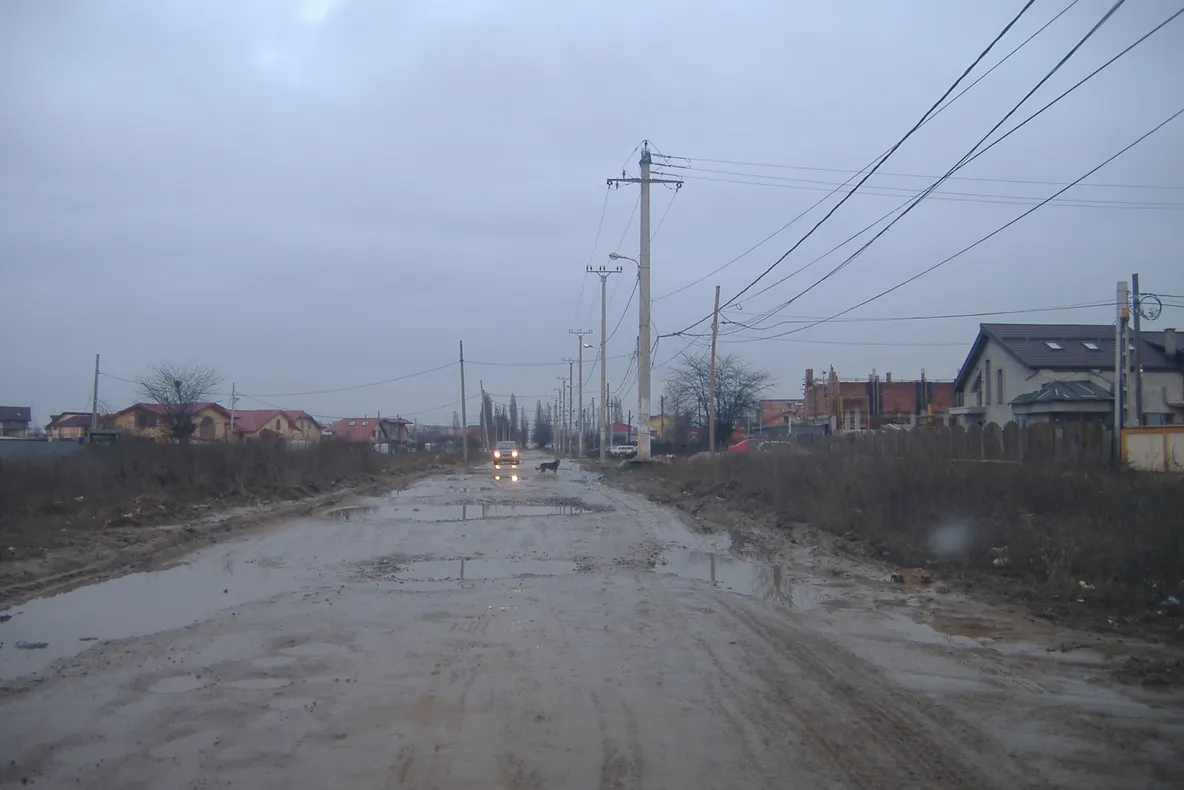 Străzile Bulgăruş şi Ghidigeni din sectorul 6, pline de gropi