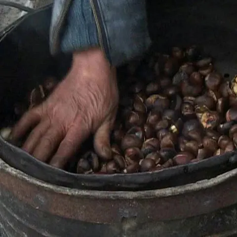 Moş Ianoş vinde castane în Cetatea Medievală de peste 20 de ani 