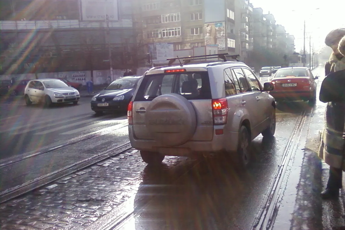 Cu maşina pe linia de tramvai