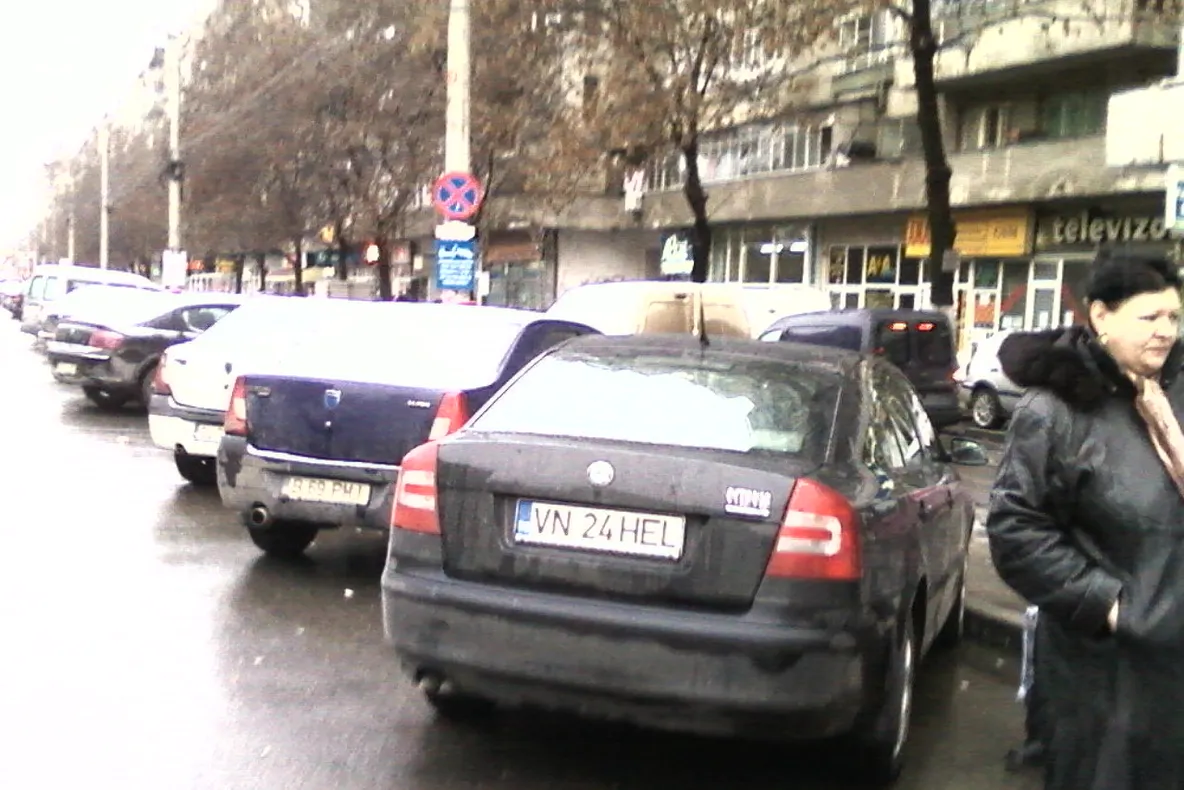 Autoturisme parcate în stația de autobuz