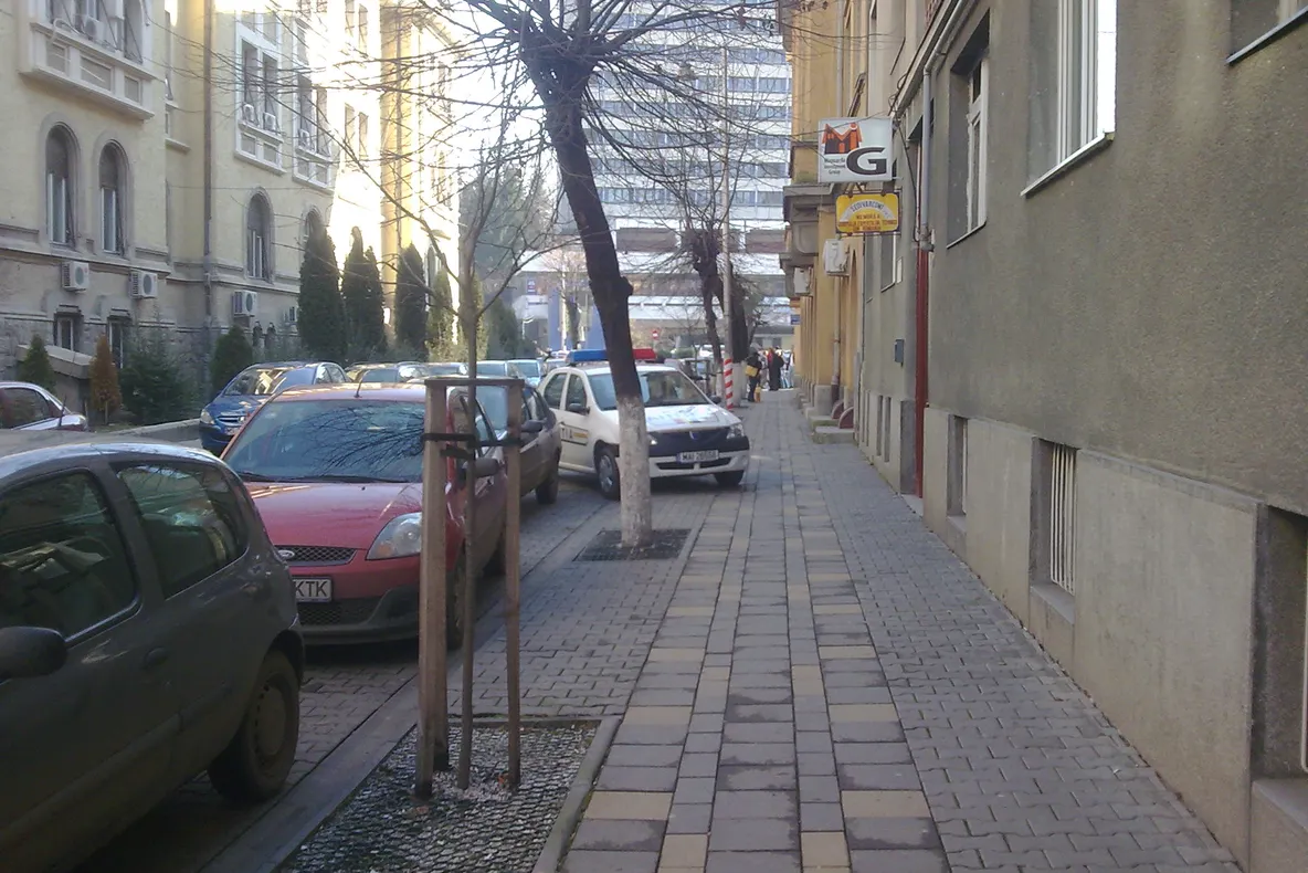 Maşina poliţiei parcată pe trotuar