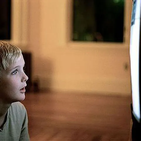 Prea multe ore petrecute în faţa televizorului dăunează sănătăţii mentale a copiilor