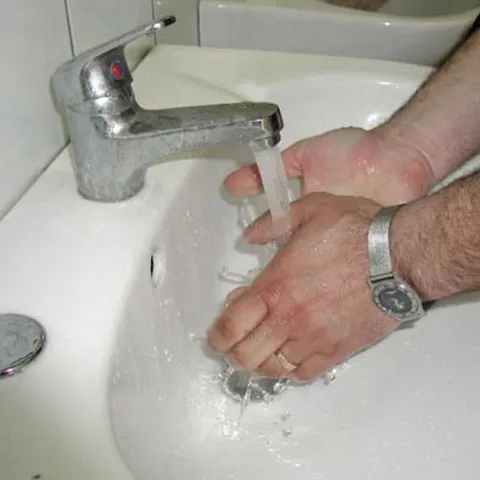 Apă potabilă otrăvită. În cinci localităţi din Vrancea, staţiile de alimentare execută dezinfecţia manual