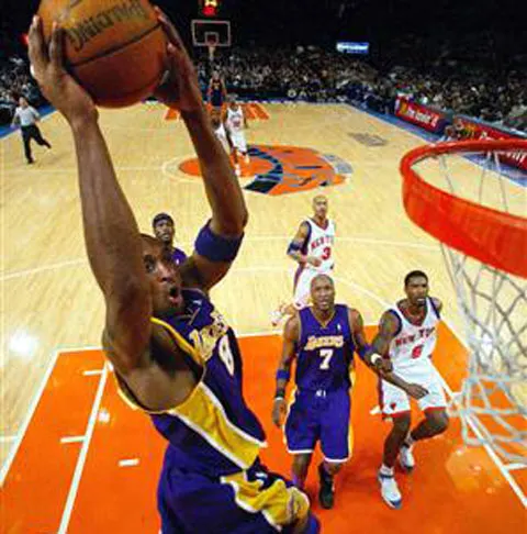 VIDEO / Kobe Bryant a reuşit 61 de puncte în meciul cu Knicks şi a stabilit recordul acestui sezon din NBA