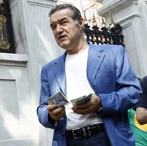 Becali: "Să dea Dumnezeu să fie Steaua la luptă cu altă echipă în ultimele meciuri şi o să vedeţi atunci premiere pe faţă!" 