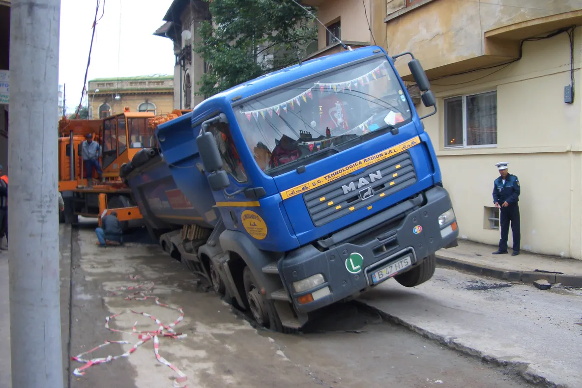 Camion în groapă