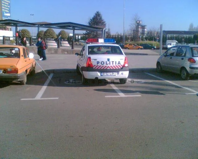 Maşina poliţiei parcată neregulamentar