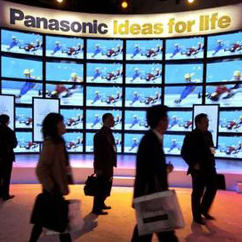 Criza economică forţează Panasonic să concedieze 15.000 de angajaţi şi să închidă 27 de fabrici
