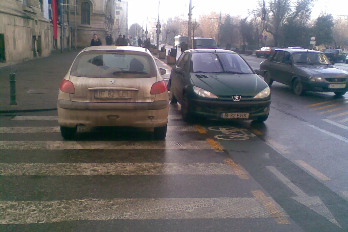 Pistele de biciclete din Capitală, ocupate de mașini