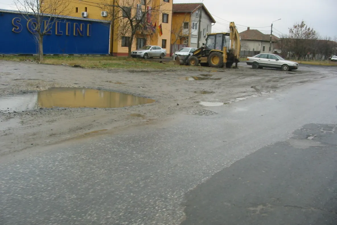 Intrarea în Timişoara dinspre Sacalaz este mizeralibă, iar drumurile sunt pline de gropi