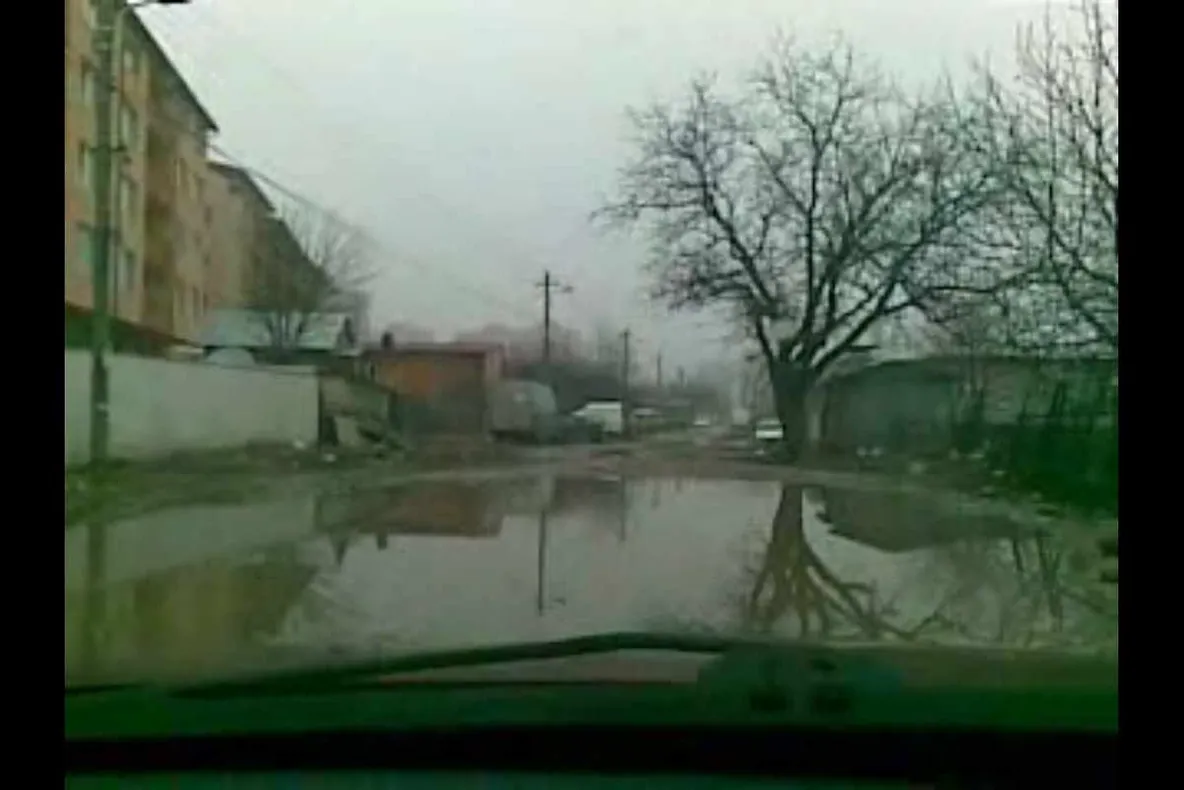 Str.Ghidiceni şi străzile alăturate, din sectorul 5 al Capitalei, sunt pline de gropi şi de noroi
