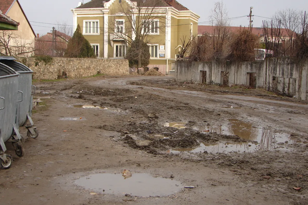Stradă înnoroiată, la câţiva metri de centru oraşului Caransebeş