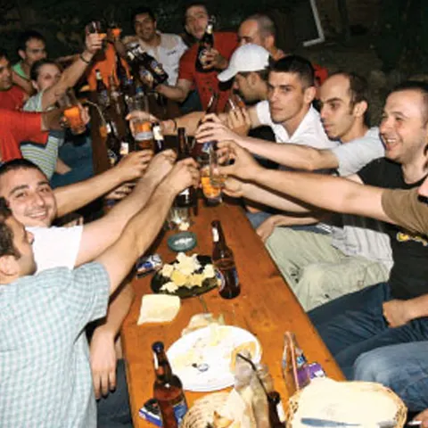 Petrecere organizată acasă sau în oraş?