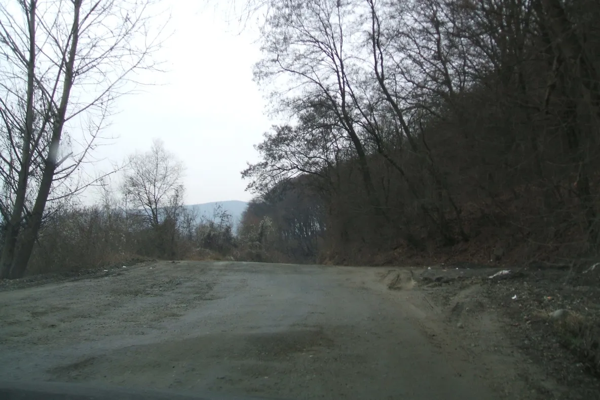 Denivelările de pe DN 17D te duce cu gândul la valurile Dunării