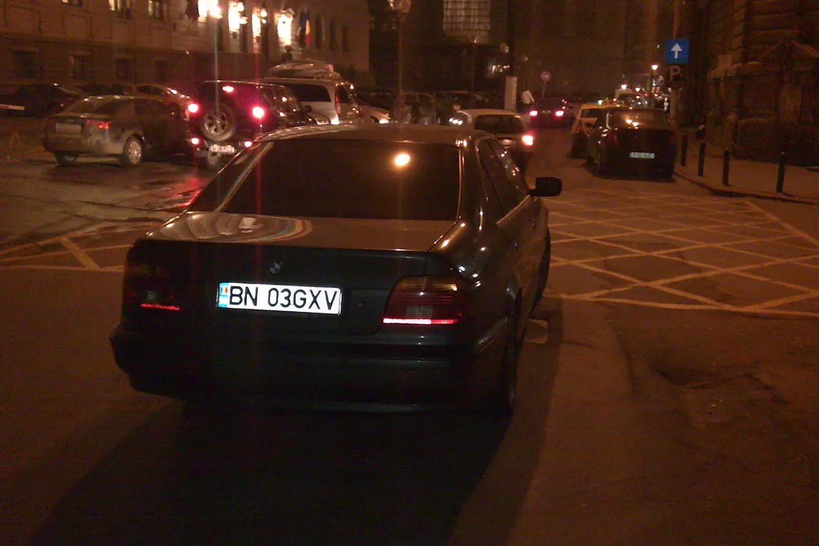 Un bistriţean şi-a parcat maşina într-o intersecţie din Capitală