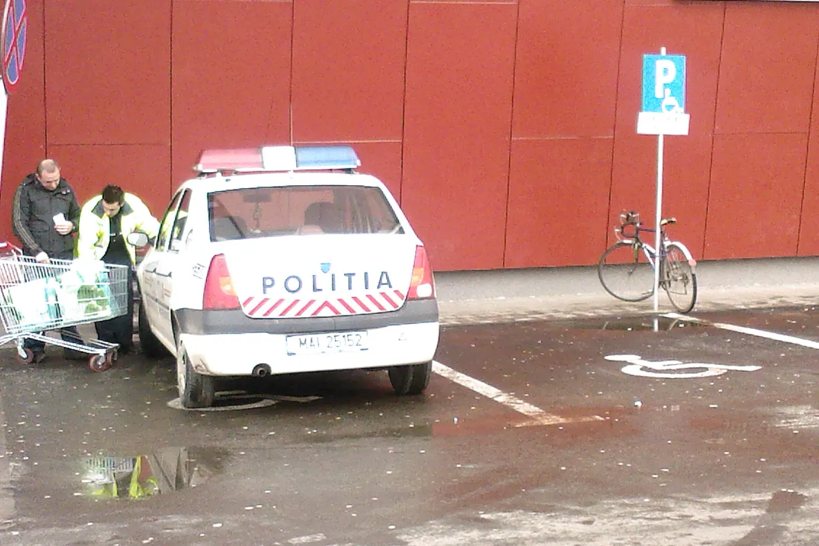 În România, până şi poliţiştii parchează pe locuri de parcare rezervate handicapaţilor