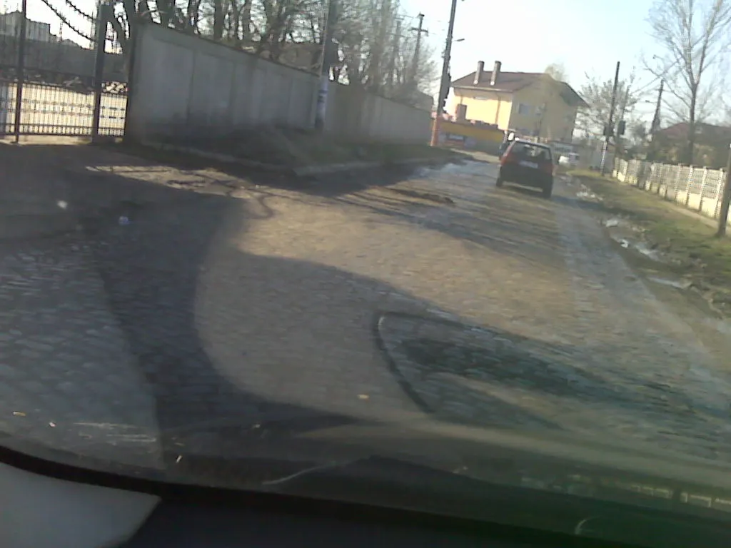 Pe strada Răscoalei din Pantelimon se circulă pe piatră cubică