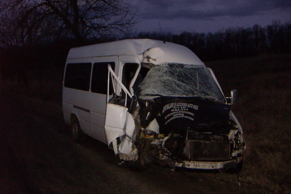 Un microbuz a fost implicat într-un accident pe DN2F