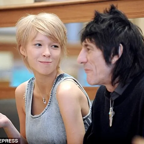Ronnie Wood de la Rolling Stones are o iubită cu 41 de ani mai tânără