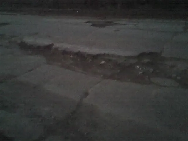 De 10 ani drumul judeţean care leagă localităţile Uzunu de Stoeneşti nu a mai fost reparat