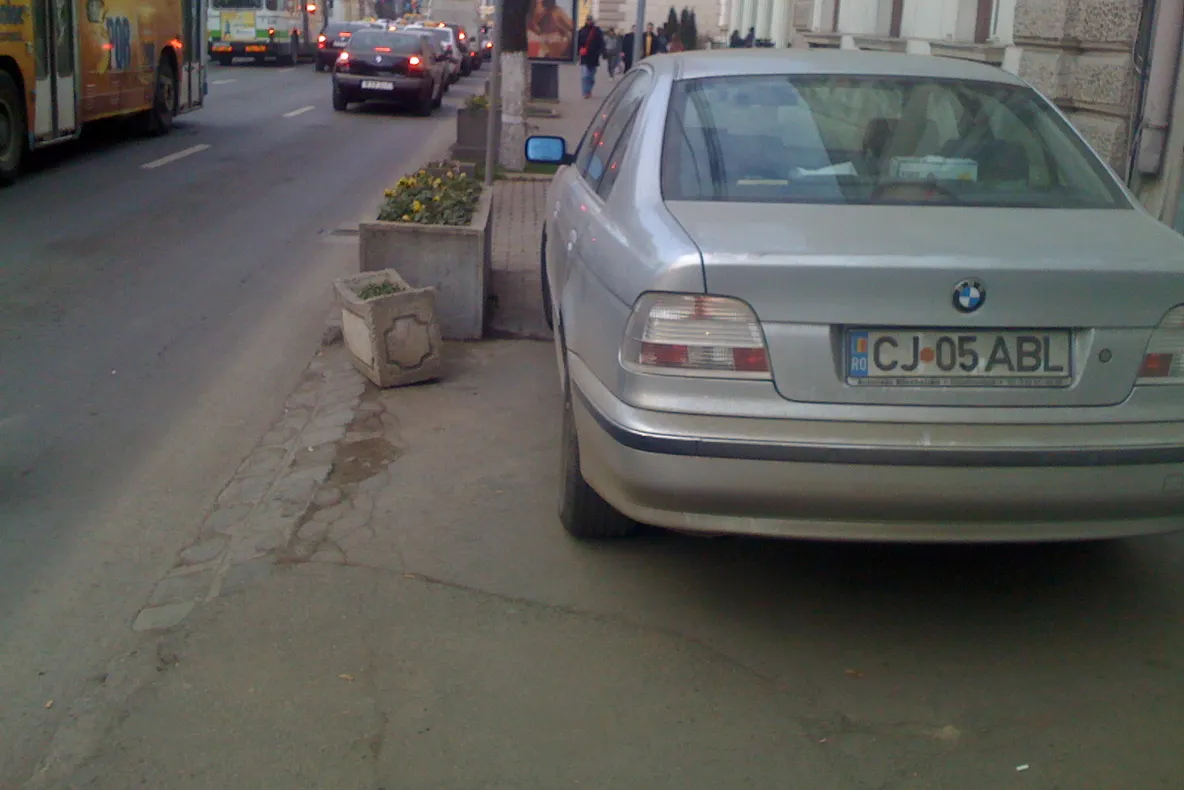 Parcare pe trotuar, lângă Curtea de Apel din Cluj Napoca