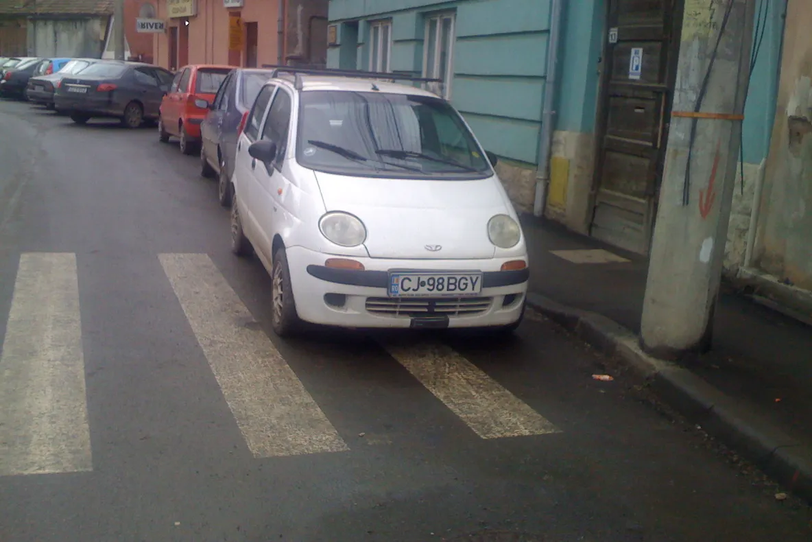Parcare pe trecerea de pietoni